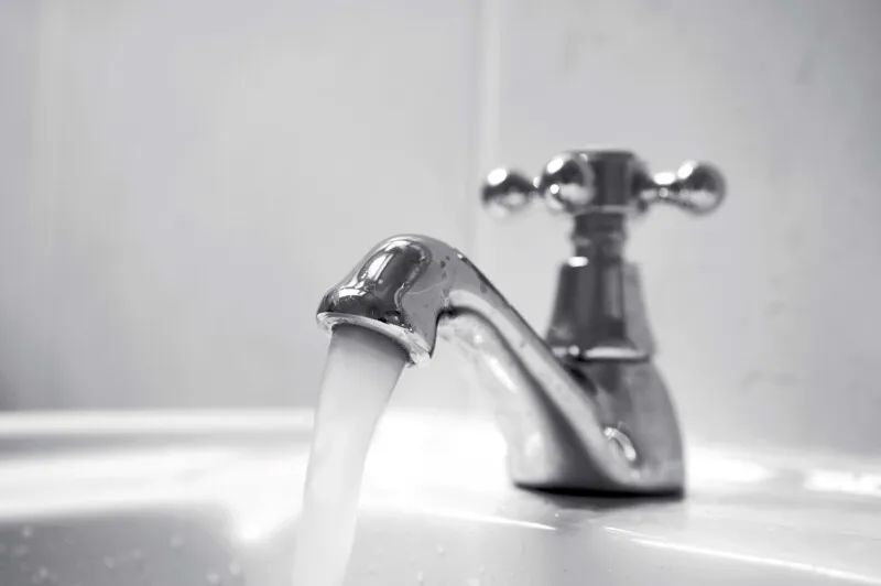 Também nesta quarta-feira, a Companhia deu início ao assentamento de mais 1.032 metros de tubulações de água na Rua 67, em Itaipuaçu
