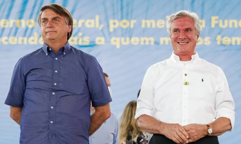 Imagem ilustrativa da imagem "Homem que luta pelo interesse do Brasil", diz Bolsonaro sobre Collor
