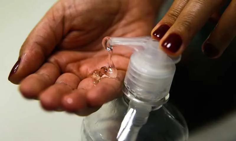 Imagem ilustrativa da imagem Campanha 'Química Solidária' incentiva produção de álcool gel para hospitais