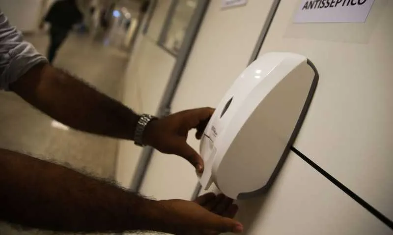 Imagem ilustrativa da imagem Alerj aprova obrigatoriedade de álcool gel para transporte público