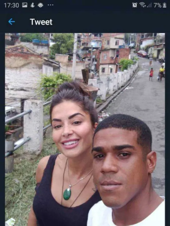 A modelo é rainha de bateria da Vila Isabel
