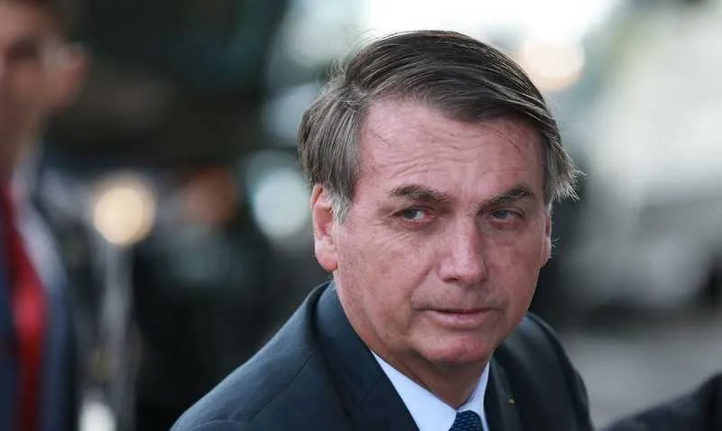 Bolsonaro conversou com apoiadores na entrada do Palácio da Alvorada e falou sobre ações antidemocráticas 