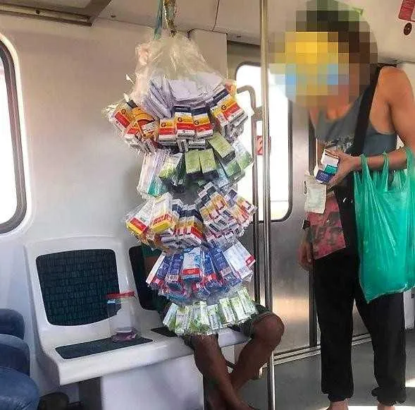 Imagem mostra homem vendendo medicamento de forma ilegal em trem no Rio