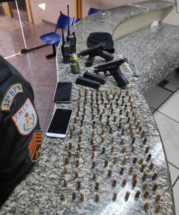 Os agentes recolheram armas e munições dos criminosos 