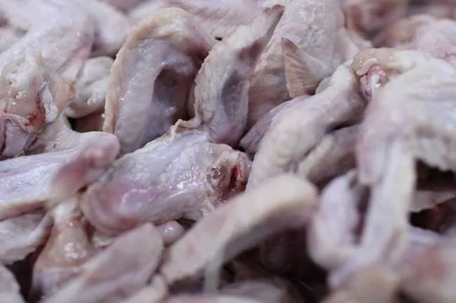 As asas de frango vinham do Brasil 