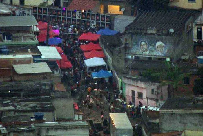O baile contava com um paredão de som