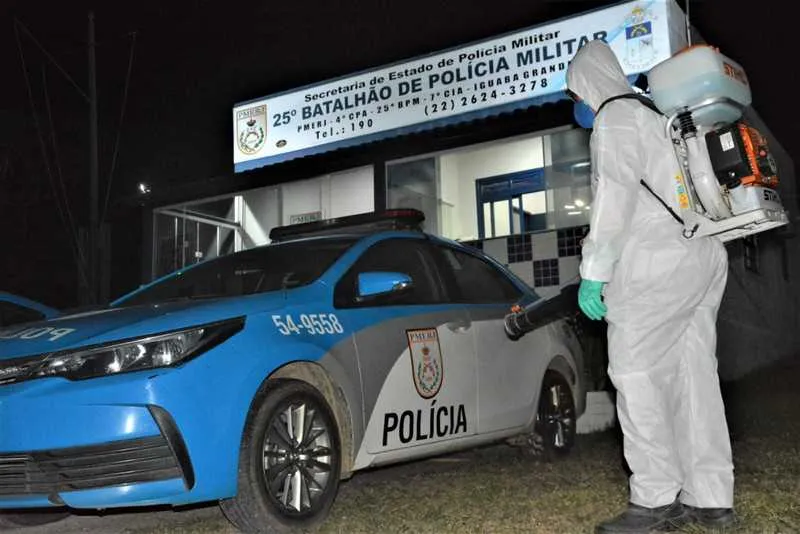  Os agentes da vigilância sanitária usaram cerca de 130 litros de produto