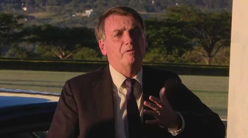 Em frente ao Palácio da Alvorada, o presidente disse que o governo federal está trabalhando em prol do retorno das competições