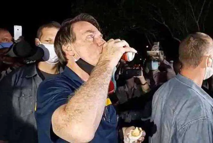 O presidente comeu um cachorro-quente e bebeu um refrigerante no local 
