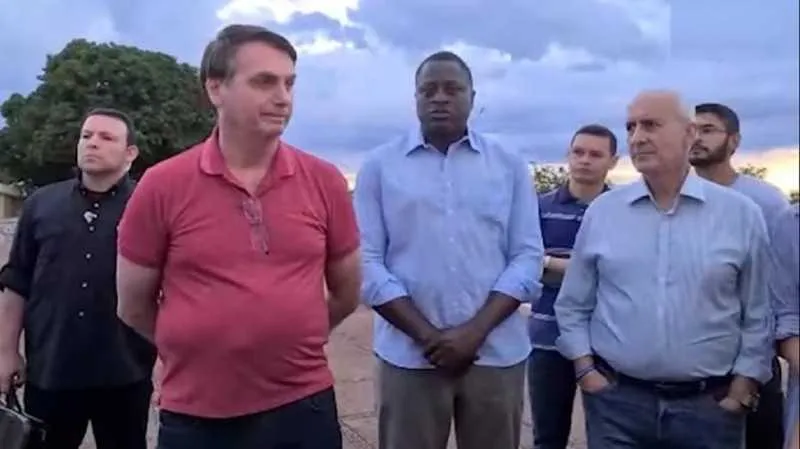 Bolsonaro falou com apoiadores do governo em frente ao Palácio da Alvorada neste domingo (5)