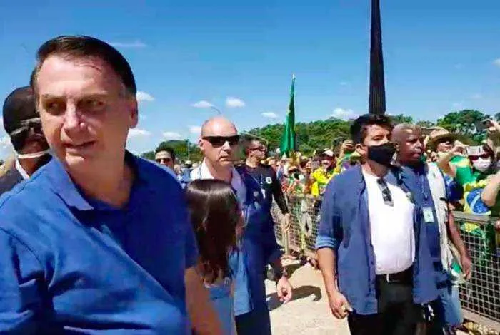 Bolsonaro fala com apoiadores em ato em Brasília