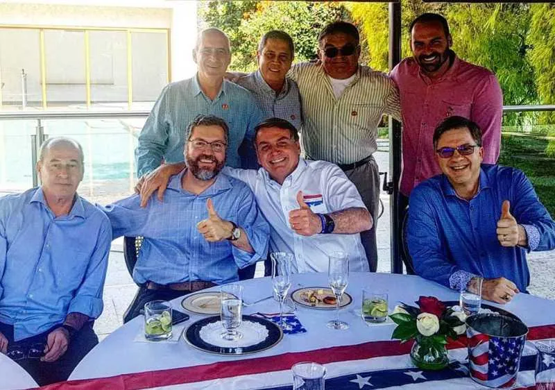 Bolsonaro se reuniu com membros da embaixada americana, todos sem máscara, no último sábado (4)