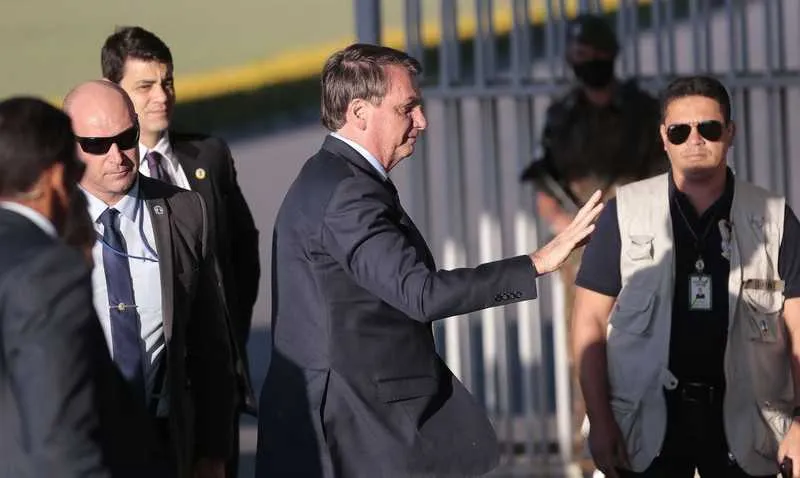 O presidente conversou com apoiadores na saída do Palácio da Alvorada, nesta quinta-feira