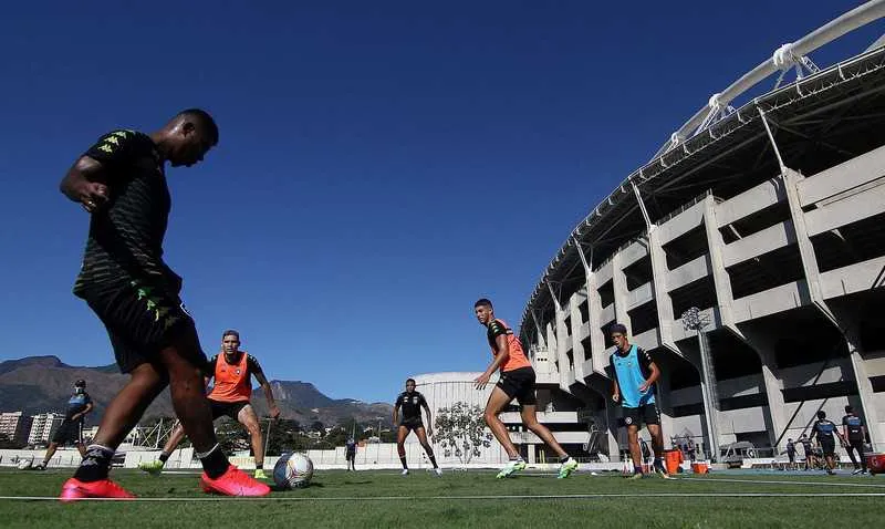 Cinco jogadores do Botafogo testaram positivo e o Corinthians teve oito casos confirmados