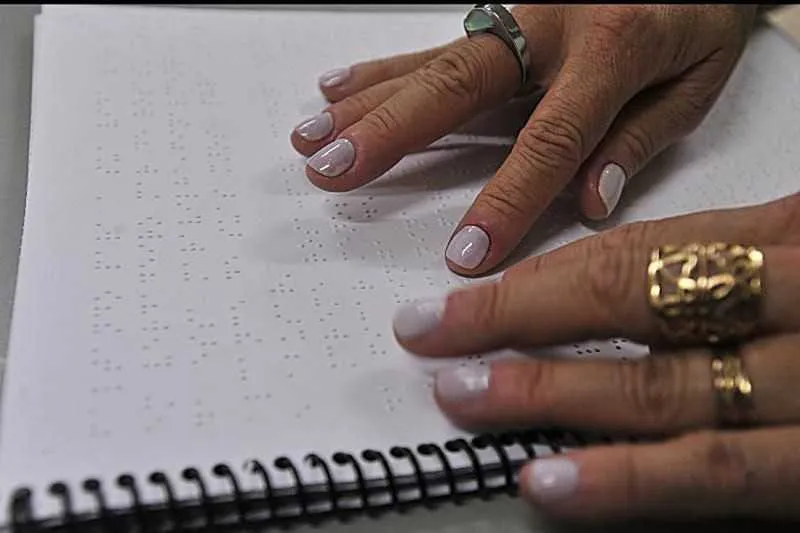 Imagem ilustrativa da imagem Enem: pessoas com deficiência visual terão leitura em tela na prova
