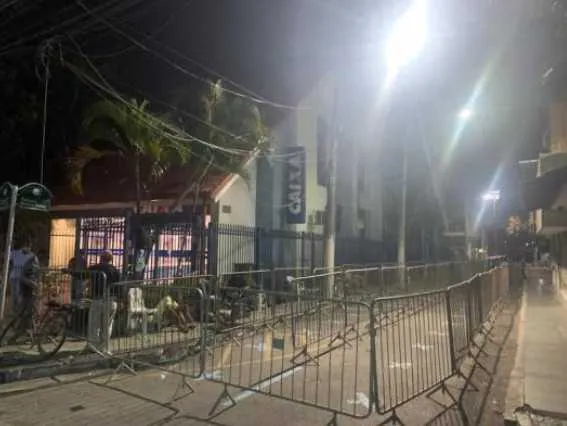 Agência da Caixa Econômica, no centro de Cabo Frio, instalou na noite desta terça (5) grades no entorno da unidade