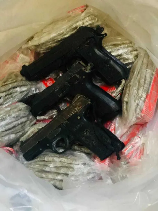 Três pistolas foram apreendidas com o suspeito