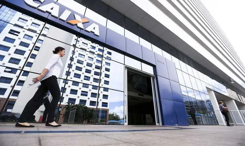 Os trabalhadores com conta na Caixa, no caso do PIS, ou no Banco do Brasil, para o Pasep, recebem o crédito automaticamente
