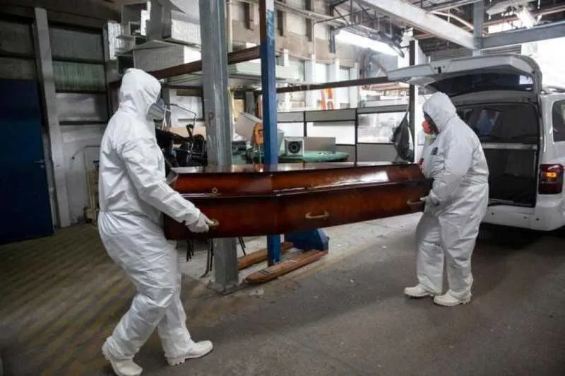 Imagem ilustrativa da imagem Alerj aprova projeto que determina visores em caixões de vítimas da covid
