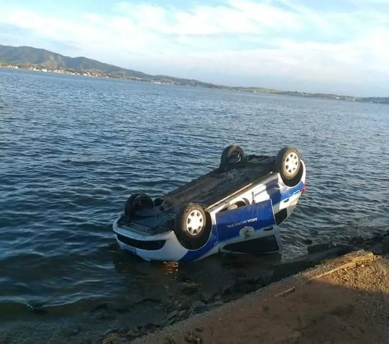 Viatura da Guarda Municipal de São Pedro da Aldeia, caiu em na Lagoa de Araruama na última sexta (8)