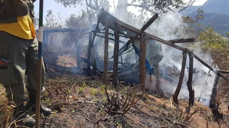 Os guarda-parques retiraram Silvio Mariano da Silva, de 32 anos, do local, prestaram os primeiros socorros e conseguiram salvar a vítima