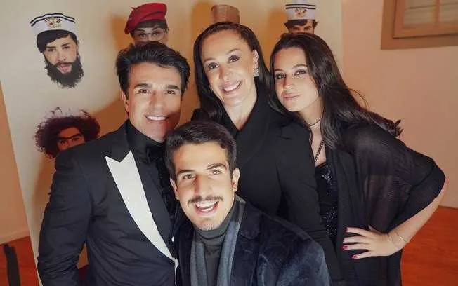 Claudia Raia, namorado e seus dois filhos contraíram o coronavírus 
