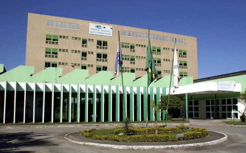 Ele foi socorrido para o Hospital Adão Pereira Nunes em Saracuruna