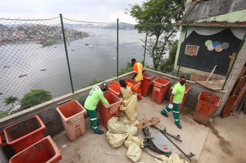 Imagem ilustrativa da imagem Clin intensifica o trabalho de limpeza nas encostas de comunidades de Niterói