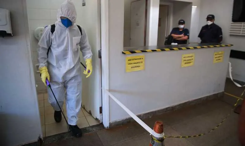 Imagem ilustrativa da imagem Número de casos de covid-19 no Brasil chega a 6.836 e mortes somam 241