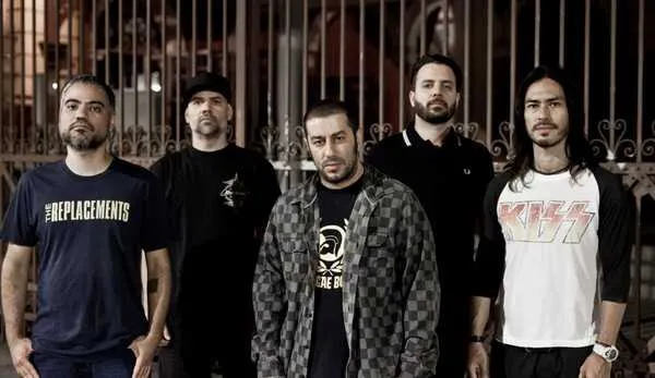 Banda CPM22 anunciou a saída definitiva do baterista Japinha após conversa com menor