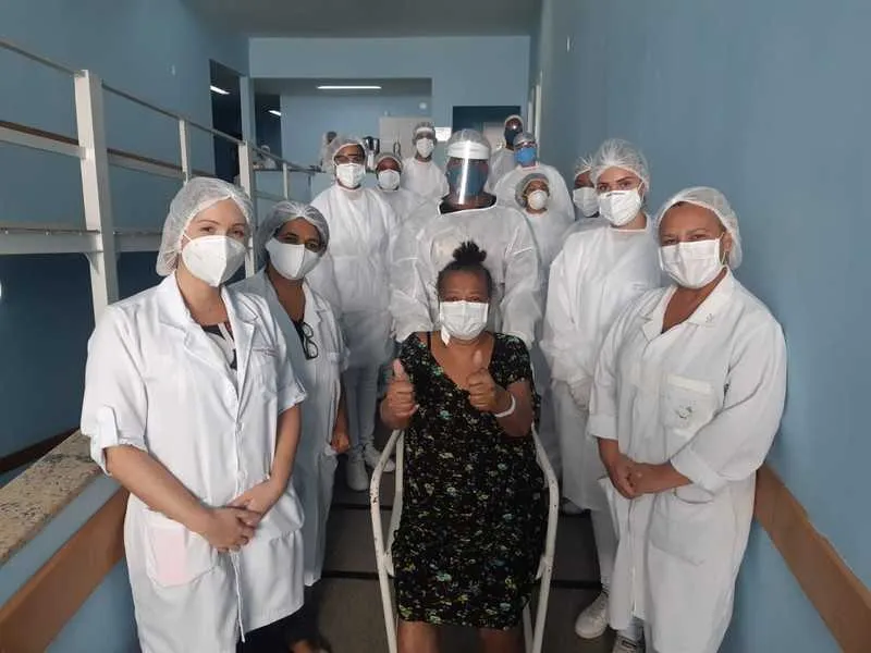 Entre os curados está a dona de casa Leila Gonçalves da Silva, de 61 anos, que recebeu o carinho da equipe médica e da enfermagem ao deixar a unidade após 21 dias de internação
