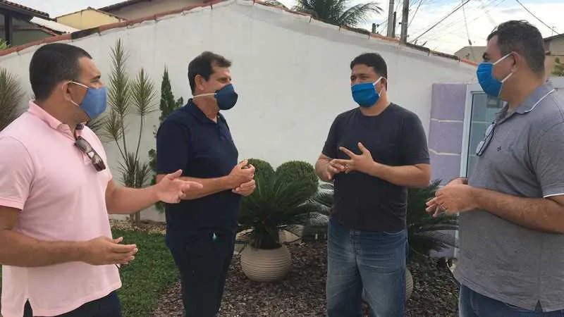 No centro: deputado estadual Fernando Salema (sem partido) e pré-candidato a Prefeitura, Roberto Sales (PSD), em reunião ocorrida em São Gonçalo