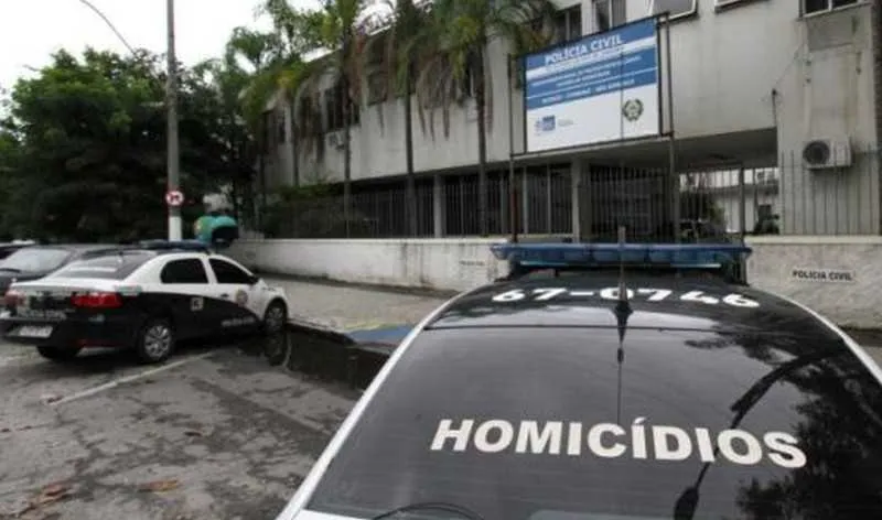 Agentes da Divisão de Homicídios de Niterói, Itaboraí e São Gonçalo foram acionados para o local e realizaram uma perícia criminal
