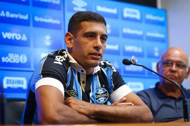 Imagem ilustrativa da imagem Diego Souza e outros dois funcionários do Grêmio testam positivo para Covid-19