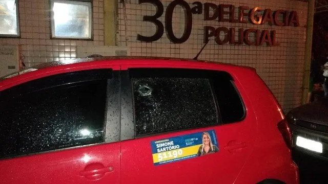 Imagem ilustrativa da imagem Candidata a vereadora teve o carro atingido por tiros após perseguição