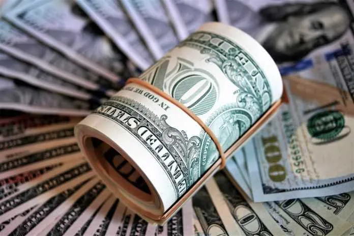 Imagem ilustrativa da imagem Dólar dispara e fecha acima de R$5 nesta sexta (12)