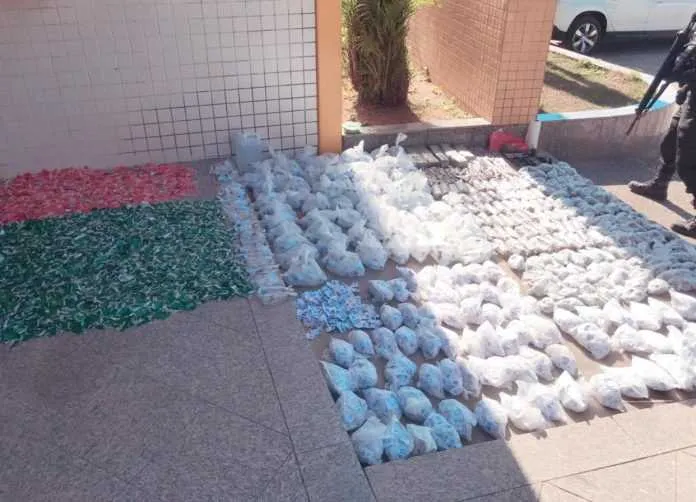 O material foi levado para a 125ª DP (São Pedro da Aldeia) 