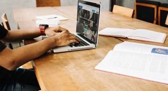 O ensino a distância é uma forma de manter os jovens em contato com a escola ou universidade na pandemia 