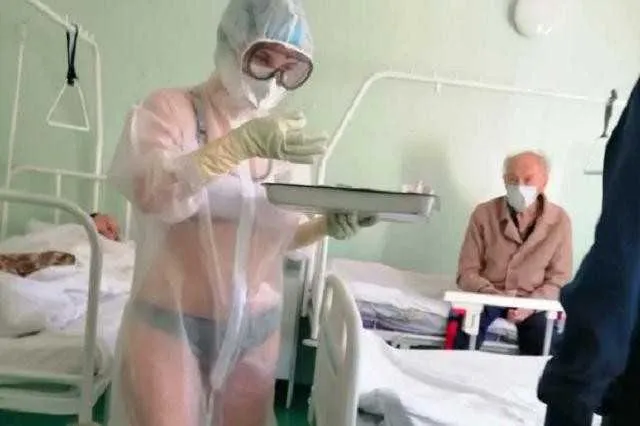 Jovem russa, de 23 anos, viralizou na internet após atender pacientes com Covid-19 usando lingerie por baixo de capa transparente