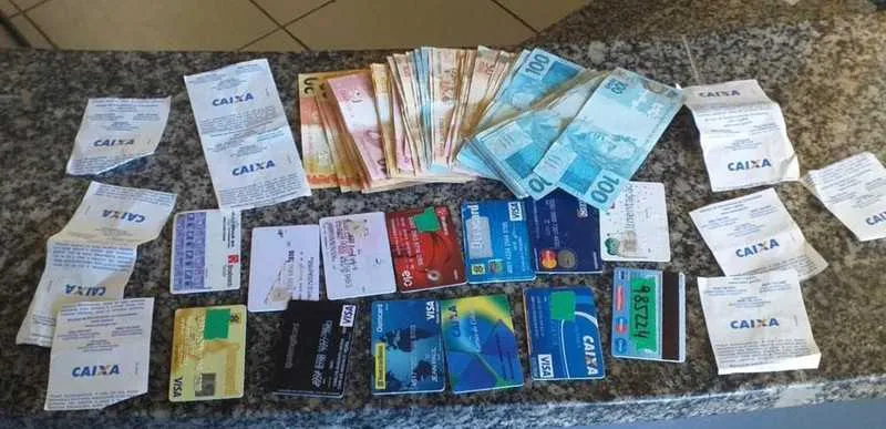 Suspeito de clonar cartões de benefícios sociais é preso em agência da Caixa, em Araruama, Região dos Lagos do Rio