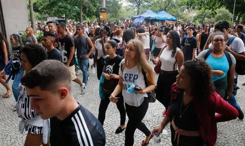 O Enem impresso será aplicado nos dias 1º e 8 de novembro. Já a versão digital, em 22 e 29 de novembro