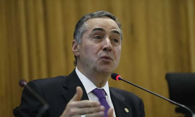 Em cerimônia inédita, sem convidados e sem plateia presencial, os ministros Luís Roberto Barroso e Edson Fachin tomam posse