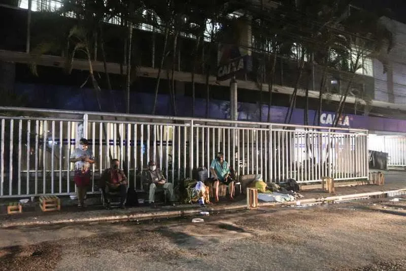 Medida foi tomada diante das enormes filas em frente às agências