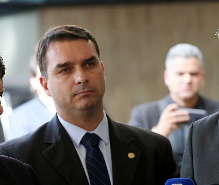 O senador pode ter recebido informações da PF sobre investigação contra ele