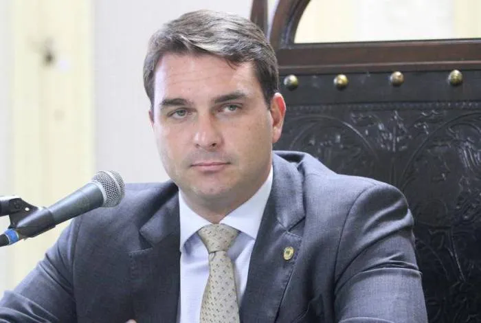 Flávio Bolsonaro é investigado sobre suposta prática de rachadinhas na Alerj