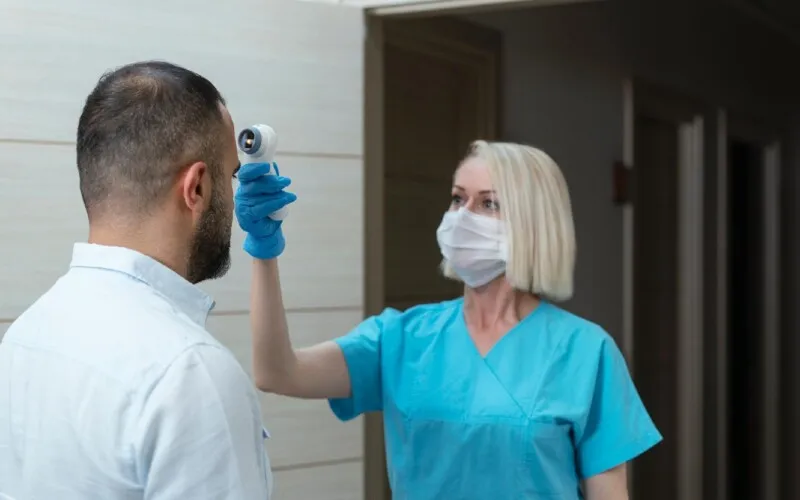 Imagem ilustrativa da imagem Farmácias não precisarão aferir temperatura de clientes durante pandemia
