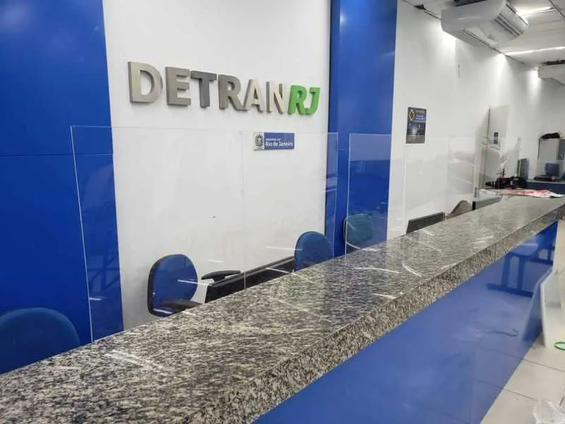 Foram instaladas placas de acrílico para separar as baias de atendimento