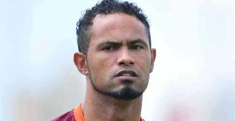 Jogador treina em um campo em Angra dos Reis 