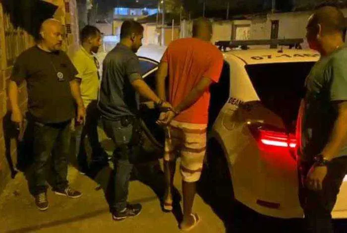 O homem foi detido e encaminhado para a Delegacia Especial de Atendimento à Mulher da Zona Oeste (Deam-Oeste)