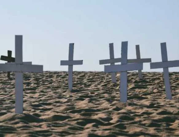 Vândalos retiram 40 cruzes colocadas em praia de Rio das Ostras em homenagem às vítimas da Covid-19
